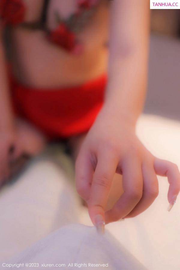 江真真  [XiuRen]高清写真图 2023.04.06 No.6529 江真真 黑丝短裙第83张图片